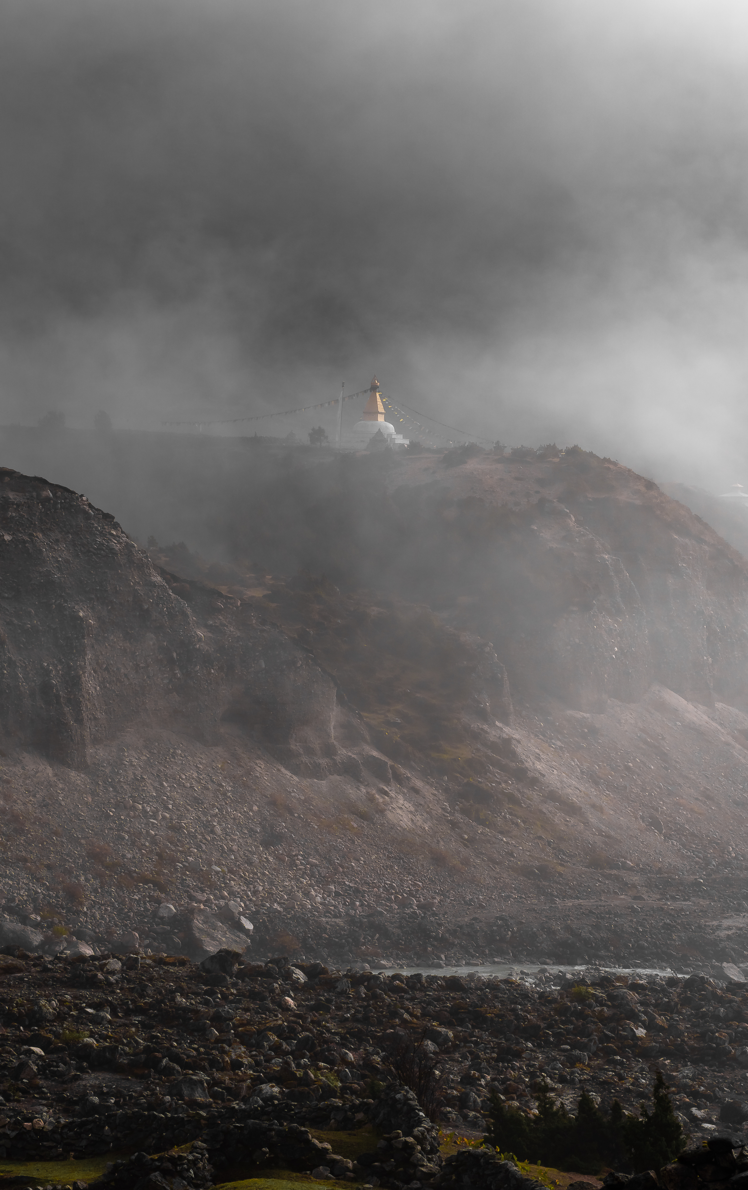 #width=100%;max-width=600px;margin-left=auto;margin-right=auto; A stupa gleams through the mist north of Thame.
