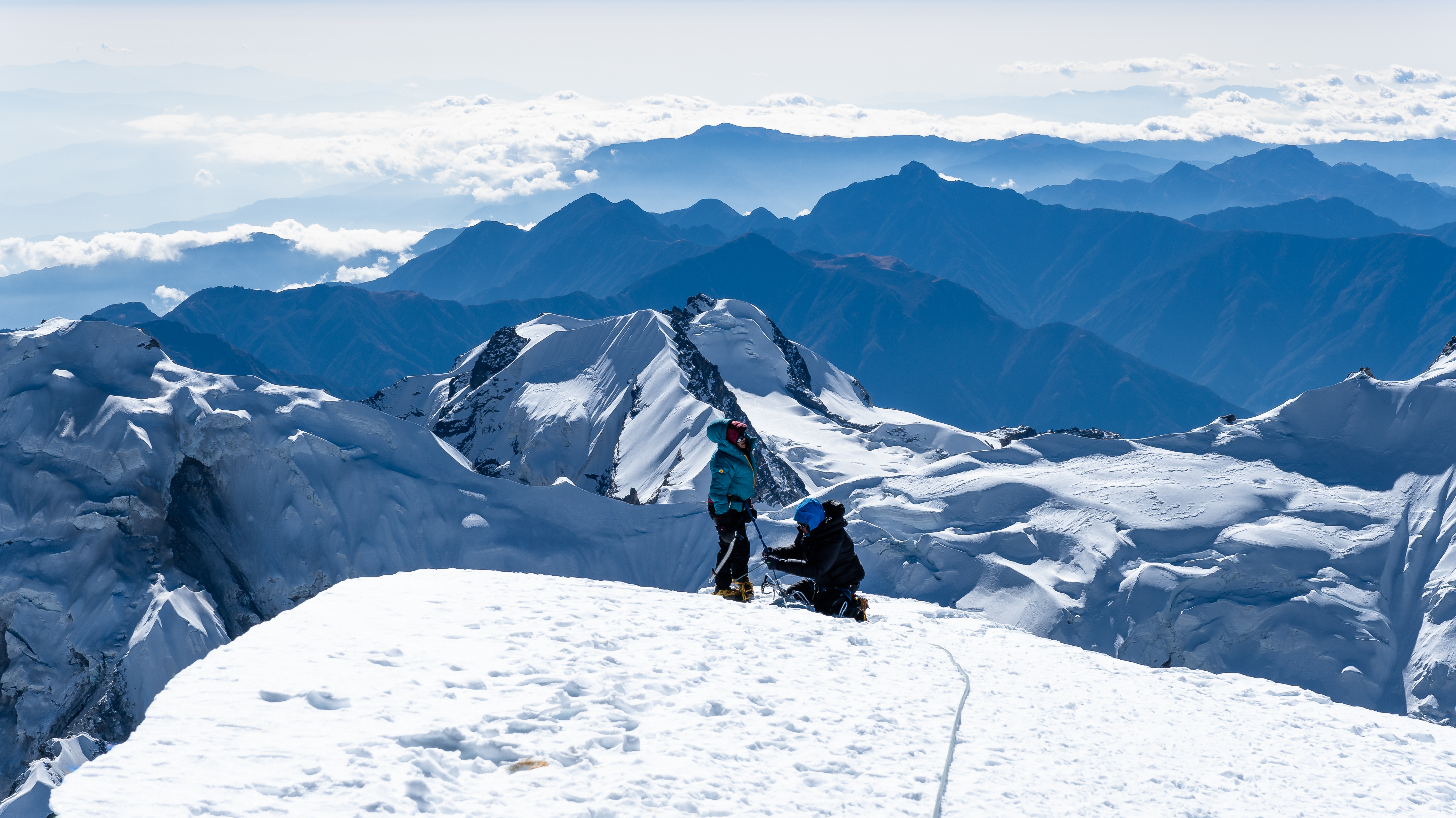 #width=100%;max-width=800px;margin-left=auto;margin-right=auto; Karma clips Diem into fixed lines in front of a sea of undulating glaciers, Nepal's eastern border with India visible in the background.